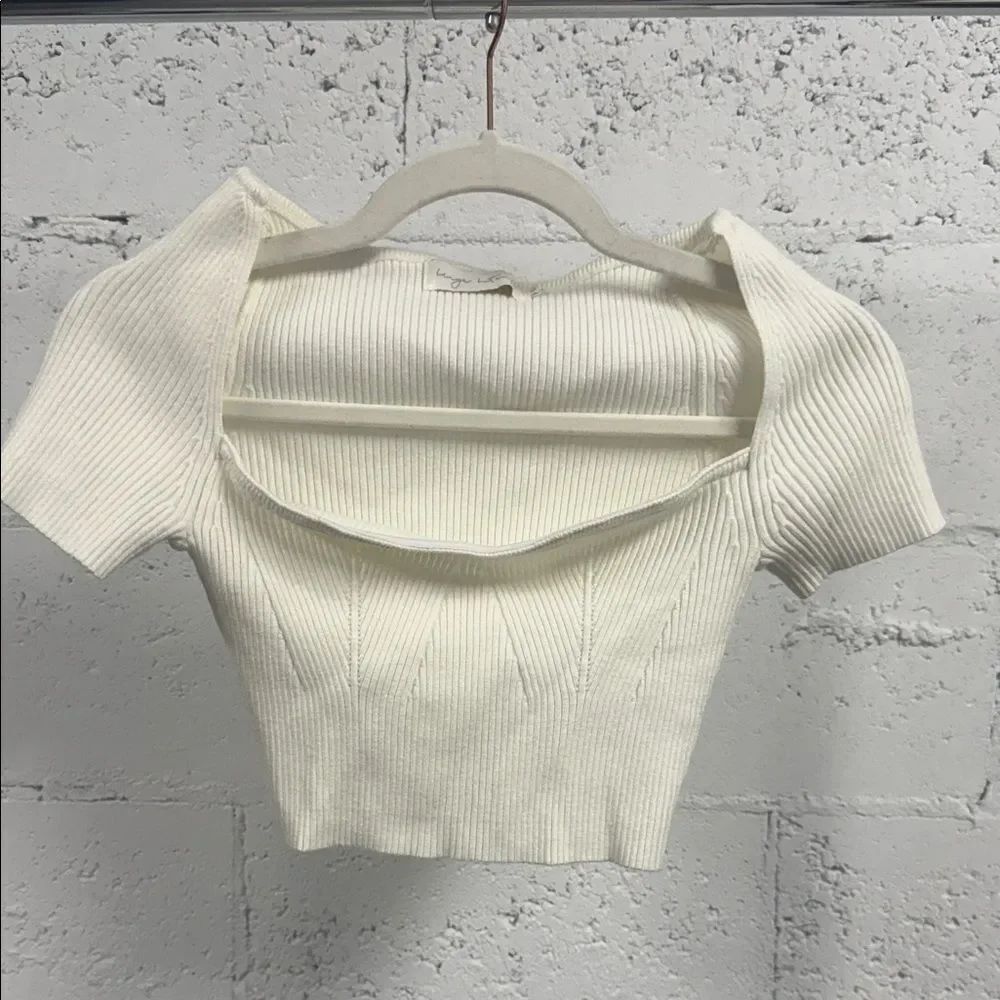 Elegant White Ribbed Knit Top - Size Medium - LIKE NEW Short Sleeve Crop
